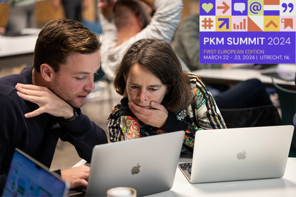 Twee mensen die samen achter een laptop zutten en in gesprek zijn. Met een logo van de PKM Summit.